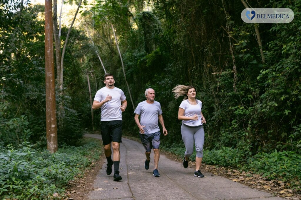 Trzy osoby biegnie przez las. leczenie insulinooporności Łomża