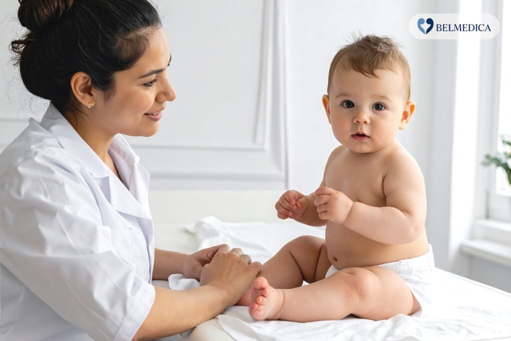 Lekarka i dziecko. Badanie ortopedyczne dzieci