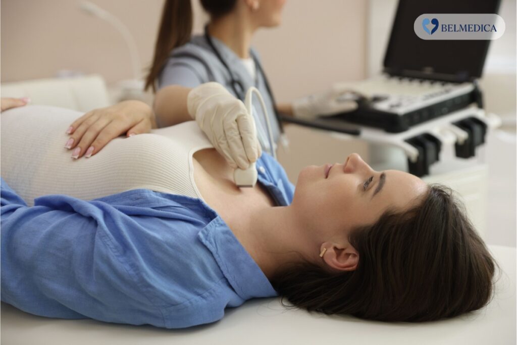 Kobieta w ciąży podczas badania usg tarczycy. Leczenie Hashimoto Łomża